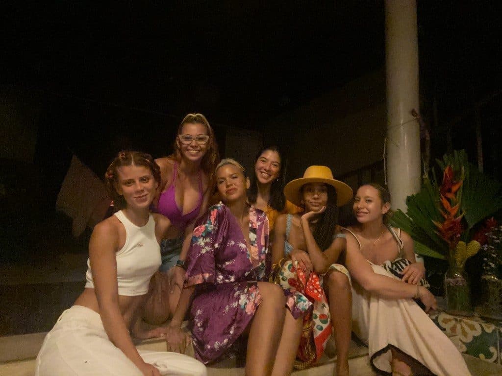 Encuentro nocturno con amigas